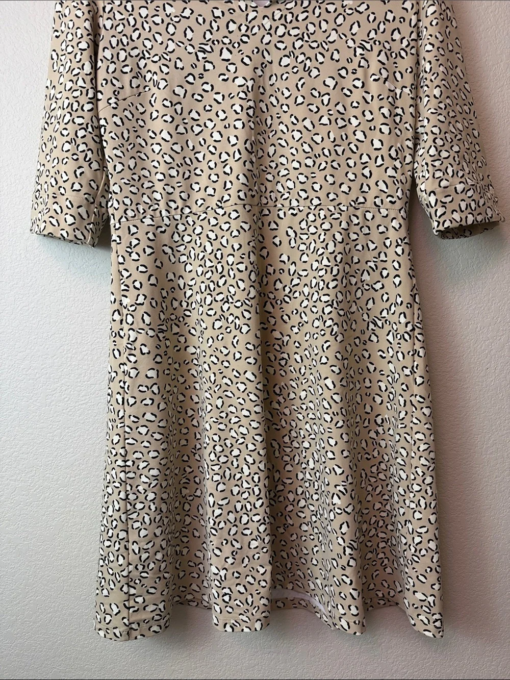 J McLaughlin Beige Leopard Print V-Neck‎ Long Sleeve Dress Size Medium